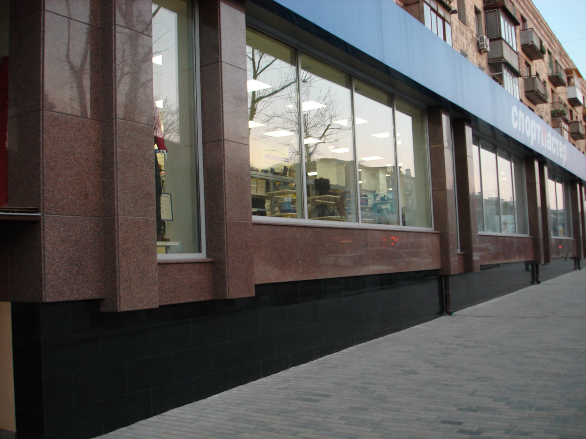 Фасад из гранита